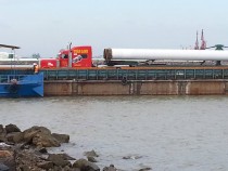Xe 16M - 8209 chở ống trong Cảng Lạch huyện Cát Hải
